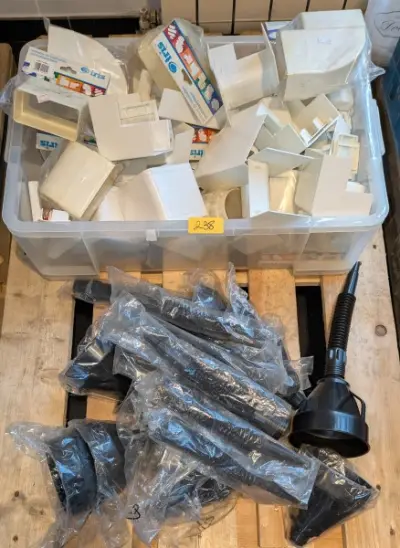 Een set diverse artikelen van kunststof en pvc – kavel bij Auctionline, Anderlecht