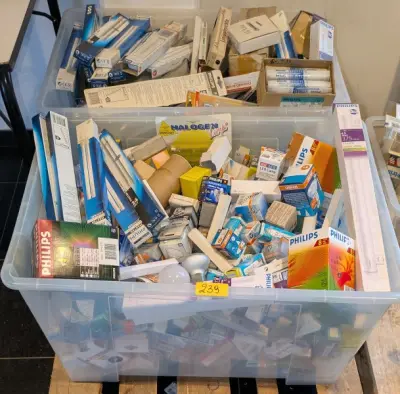 Een set diverse lampen en gloeilampen – kavel bij Auctionline, Anderlecht