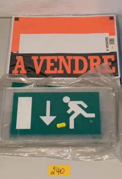 Een set „te koop“-posters en „nooduitgang“-borden – kavel bij Auctionline, Anderlecht