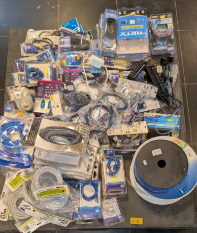 Een partij diverse kabels (HDMI, HDTV, audio, ethernet, …) – kavel bij Auctionline, Anderlecht