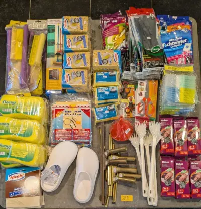 Een partij diverse schoonmaakartikelen – kavel bij Auctionline, Anderlecht