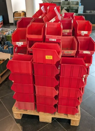 Een set rode opbergbakken van kunststof – kavel bij Auctionline, Anderlecht