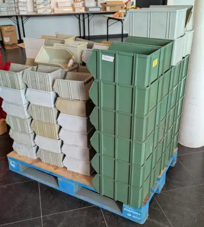 Een set groene en grijze plastic opbergbakken – kavel bij Auctionline, Anderlecht