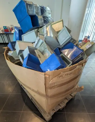 Een set blauwe en grijze plastic opbergbakken – kavel bij Auctionline, Anderlecht