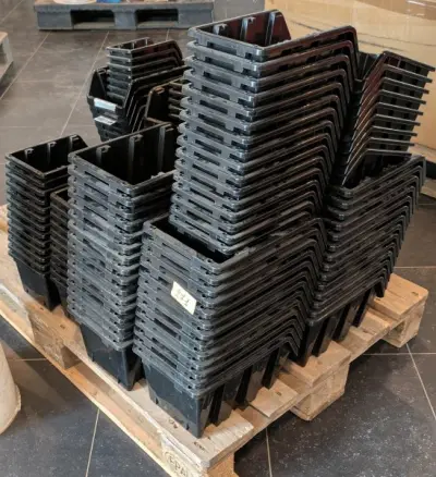 Een set zwarte plastic opbergbakken – kavel bij Auctionline, Anderlecht