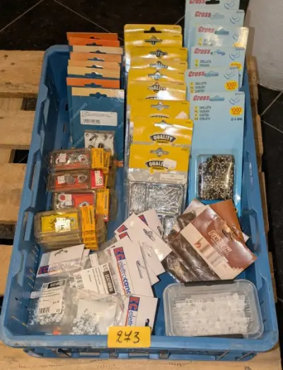 Een set klinknagels, oogjes, … – kavel bij Auctionline, Anderlecht
