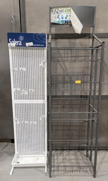 2 metalen winkelrekken (1 zwarte van RIBILAND en 1 witte van SOLERA) – kavel bij Auctionline, Anderlecht