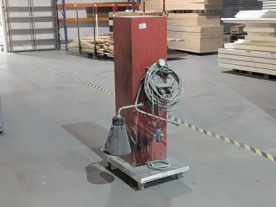 Membraampomp op verrijdbare houten zuil Triton, 308 – kavel bij Onlineveilingmeester, Almere