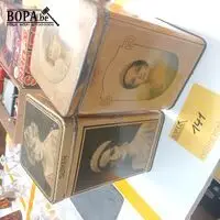 Blikken doos koningshuis. 2 stuks – kavel bij BOPA Auctions, Tielt