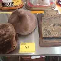 Lectuurhouder en bontmutsen. 3 stuks – kavel bij BOPA Auctions, Tielt