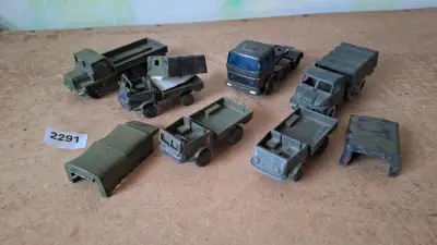 Lot diverse militaire vrachtwagens en jeeps, deels gecamoufleerd – kavel bij Goeiendeal