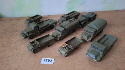 Lot diverse militaire vrachtwagens en voertuigen waaronder Solido tankwagen en Unimog – kavel bij Goeiendeal