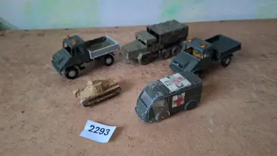 Lot diverse militaire voertuigen waaronder Unimog vrachtwagens, ambulance en minitank – kavel bij Goeiendeal