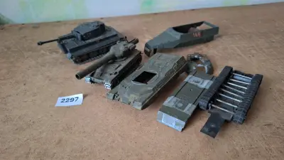 Lot diverse militaire tanks, voertuigonderdelen en rupsbanden – kavel bij Goeiendeal