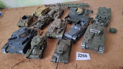 Lot diverse militaire tanks en pantservoertuigen waaronder Solido – kavel bij Goeiendeal