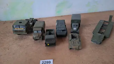 Lot diverse militaire vrachtwagens, voertuigen en een dieplader – kavel bij Goeiendeal