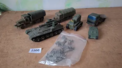 Lot diverse militaire voertuigen waaronder rupsvoertuigen en losse onderdelen – kavel bij Goeiendeal