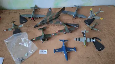 Lot diverse militaire miniatuurvliegtuigen waaronder straaljagers en jachtvliegtuigen met gebreken – kavel bij Goeiendeal