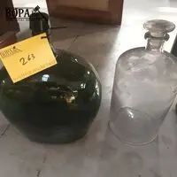 Glazen flessen. 2 stuks – kavel bij BOPA Auctions, Tielt