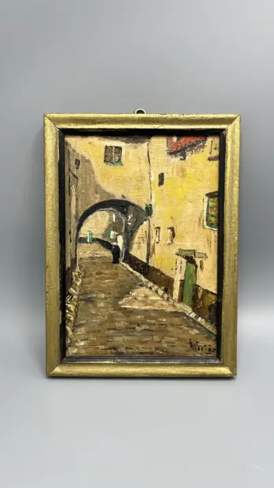 Schilderij olieverf op paneel stadsgezicht met poortdoorgang in goudkleurige lijst – kavel bij De Kringwinkel, Oostkamp