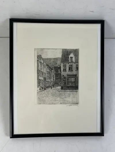 Ets J. Severin historisch stadsgezicht met trapgevels en kasseistraat in kader – kavel bij De Kringwinkel, Oostkamp