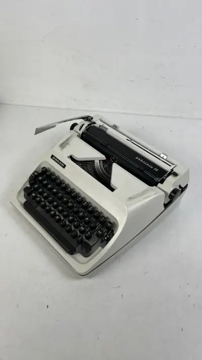 Typemachine Adler Gabriele 25 vintage met originele koffer en AZERTY klavier – kavel bij De Kringwinkel, Oostkamp