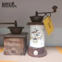 Koffiemolen. 2 stuks – kavel bij BOPA Auctions, Tielt