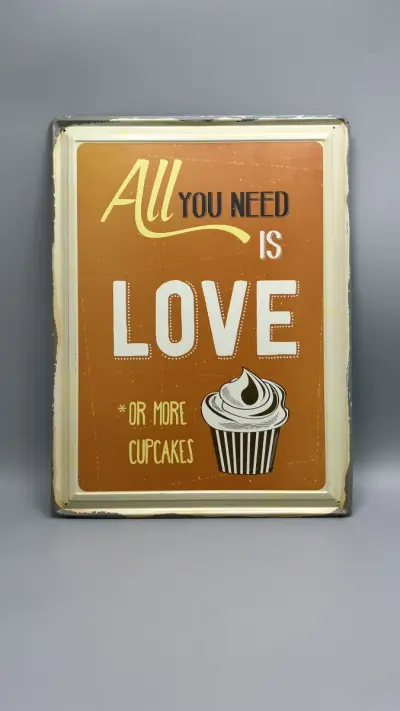 Metalen wandbord Cupcake All You Need Is Love 30x40 cm – kavel bij De Kringwinkel, Oostkamp