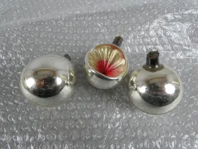 3 zilverkleurige Ajeko kerstballen – kavel bij De Kringwinkel, Diest