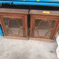Vitrine kasten. 2 stuks – kavel bij BOPA Auctions, Tielt
