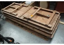 Houten klaptafels – kavel bij Desvo Veilingen, Oudenburg Stad Oudenburg- Opruiming Stad