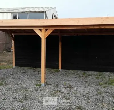Buitenverblijf overkapping douglas met achter wand afm 900x300cm hoogte 245cm – kavel bij Belga Veilingen, Lummen