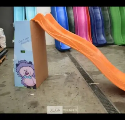 Glijbaan oranje – kavel bij Belga Veilingen, Lummen