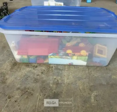 Bak met Lego blokjes – kavel bij Belga Veilingen, Zonhoven