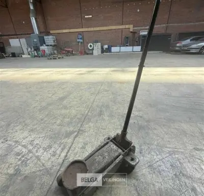 Hydraulische krik – kavel bij Belga Veilingen, Zonhoven