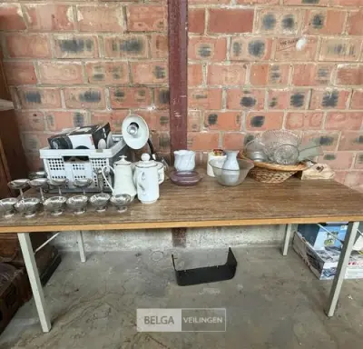 Tafel met keukenaccessoires – kavel bij Belga Veilingen, Zonhoven