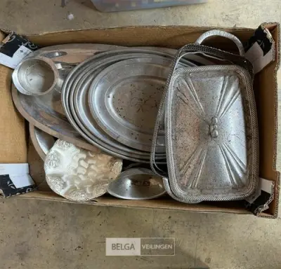 Doos met vintage metalen serveerschalen – kavel bij Belga Veilingen, Zonhoven