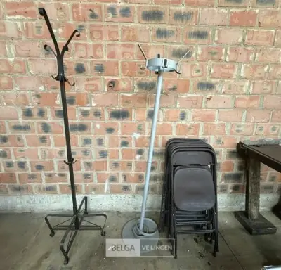 Klapstoelen (8x) + kapstokken (2x) – kavel bij Belga Veilingen, Zonhoven
