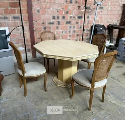 Marmeren tafel met 4 stoelen – kavel bij Belga Veilingen, Zonhoven