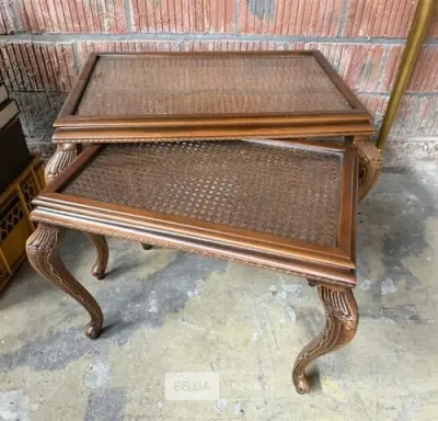 Vintage houten bijzettafeltjes met rieten webbing – kavel bij Belga Veilingen, Zonhoven