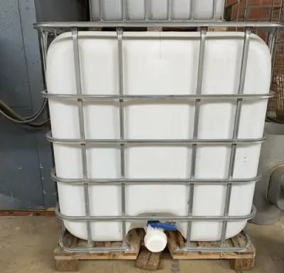 1x IBC-container 1000L in stalen buizenframe op pallet – kavel bij Belga Veilingen, Zonhoven