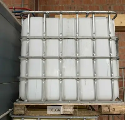 1x IBC-container 1000L in stalen buizenframe op pallet – kavel bij Belga Veilingen, Zonhoven