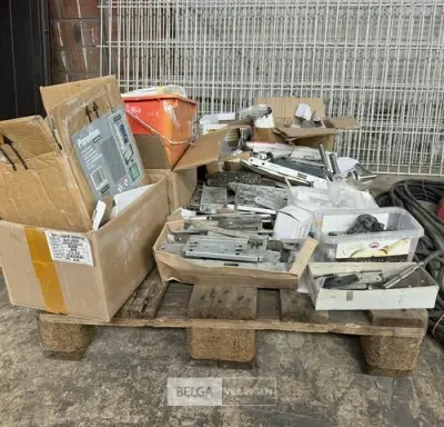 Pallet div bouwbeslag en hang-en-sluitwerk – kavel bij Belga Veilingen, Zonhoven