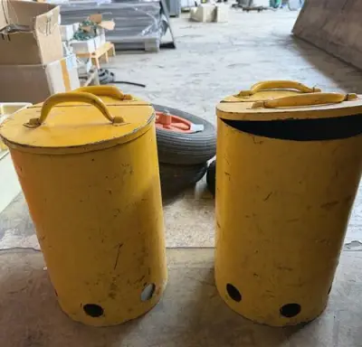 2x Metalen afvalbak – kavel bij Belga Veilingen, Zonhoven