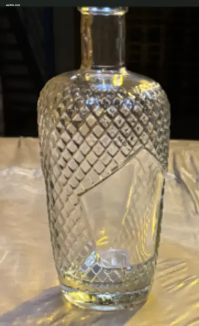 (35272x) Glazen flessen "Quilted" Saverglass – kavel bij Auctim, Fexhe Le Haut Clocher