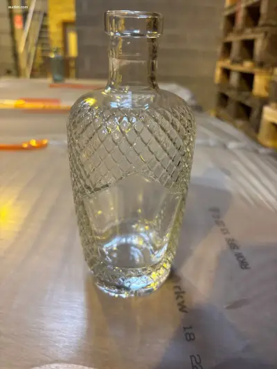 (40275x) Glazen flessen "Quilted" Saverglass – kavel bij Auctim, Fexhe Le Haut Clocher
