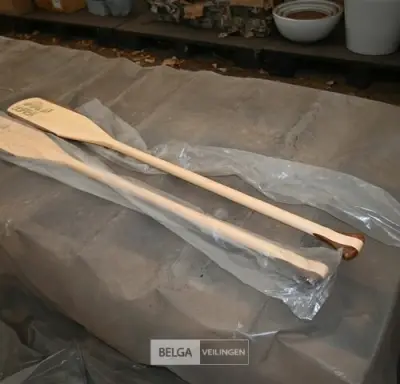2 x houten steekpeddel – kavel bij Belga Veilingen, Retie