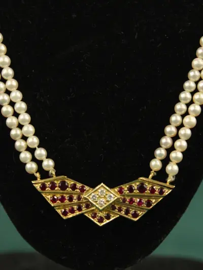 Parelketting met 18k gouden broche-hanger, diamant en robijnen – kavel bij De Kringwinkel, Antwerpen