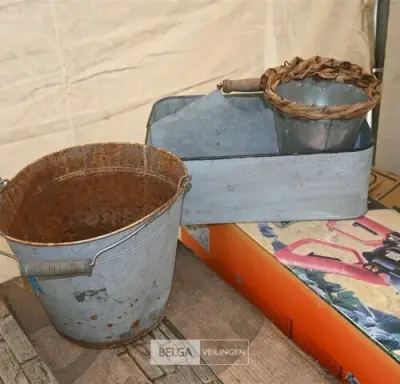 3 x metalen decoratie / bloempot – kavel bij Belga Veilingen, Retie