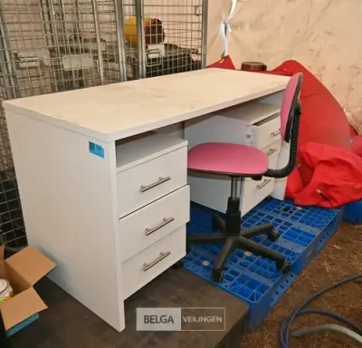 Bureau + bureaustoel – kavel bij Belga Veilingen, Retie